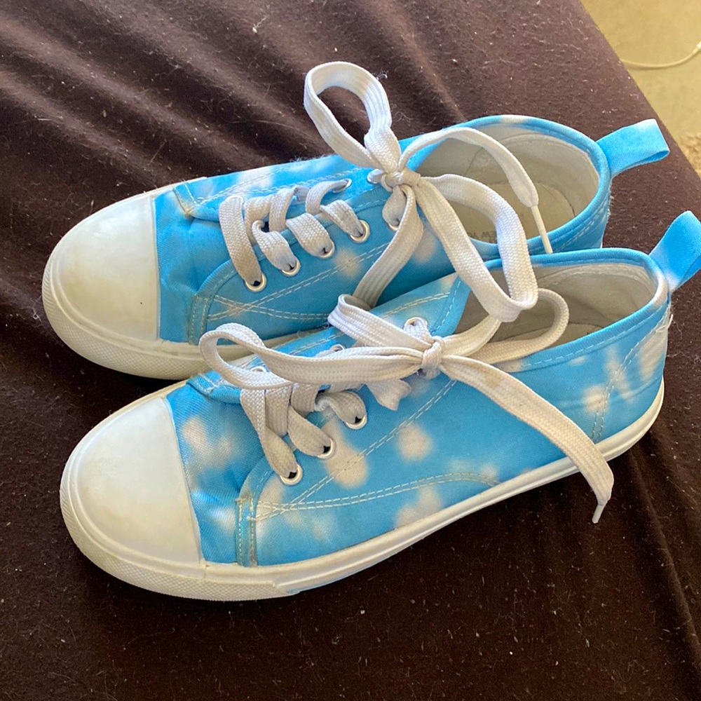 Capelli girls size 2 shoes. Blue and white.